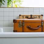 Les valises dans la baignoire