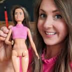 Cette maman peint des vergetures sur une Barbie pour sensibiliser sa fille