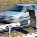 Une voiture passe à côté d'un radar