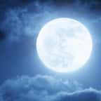 Super lune dans le ciel 