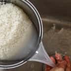 Eau de riz dans l'évier
