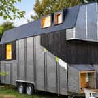 La tiny house Rosalie et son bardage en bois de palettes brûlé, construite par Sophie Di Domizio dans le Val-d'Oise
