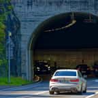 Une voiture s'apprête à emprunter un tunnel