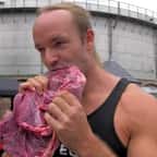 Il dévore un morceau de viande crue lors d'un festival végan et s'attire les foudres des participants