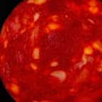 Il fait croire que cette tranche de chorizo est une planète et la toile tombe dans le panneau