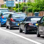 embouteillage de voitures à côté d'une ligne blanche continue