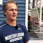 L'étudiant Bradley devant sa tiny house baptisée "Rolling Quarters"