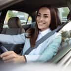 Une femme au volant d'une voiture