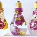 Elle réalise des créations florales et les fleurs qu'elle utilise...ne fanent jamais : absolument fabuleux