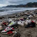 Des baskets Nike échouées sur une plage de la côte nord-ouest des États-Unis après la perte de conteneurs du cargo Hansa Carrier en 1990