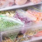 Aliments congelés au congélateur
