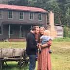Brock, Anna et leurs enfants devant leur cabane 
