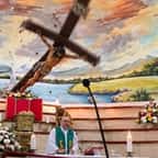 Capture d'écran montrant le crucifix tomber sur le père Patricio Sánchez Molinari 