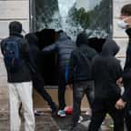 Casseurs dévalisant une boutique