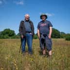Derek et Carl Sayer dans leur prairie d'orchidées