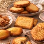 des biscuits et des gâteaux sur une table