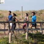 des coureurs sur une route
