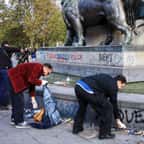 Des habitants nettoient les rues de Paris