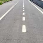 Des marquages blancs sur une route