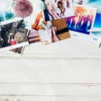 des photos posées sur une table
