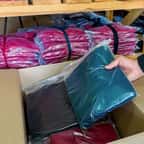 Des vêtements dans un entrepôt