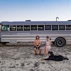 Felix Starck, Selima Taibi et leur chien devant leur bus scolaire aménagé