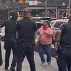 Femme armée de couteaux attaquant des policiers à Times Square