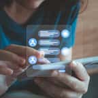 Femme conversant avec une IA chatbot