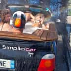 Groupe d'amis dans une piscine installée dans une Twingo