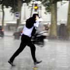 Homme courant sous la pluie