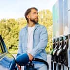 Homme faisant le plein d'essence