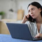 Jeune femme qui attend au téléphone