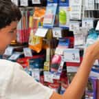 Jeune garçon choisissant ses fournitures scolaires en rayon