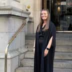 Kristi Boyes dans sa robe d'avocate