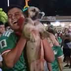 La chienne en train de c&eacute;l&eacute;brer la victoire du Mexique en Coupe du monde avec un supporter