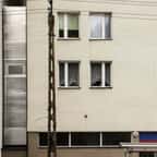 La maison entre les deux immeubles