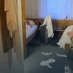Les deux clients en train de dormir dans leur chambre d'hôtel