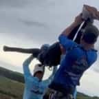 Les deux instructeurs en train de projeter la victime dans les airs 