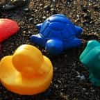 Les modèles de jouet en plastique échoués sur les plages du monde entier 