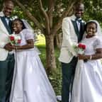 Les sœurs Taiwo et Kehinde Adediran aux côtés des frères Taiwo et Kehinde Oguntoye le jour de leur mariage