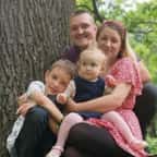 Lewis et Jordan Vye avec leurs enfants