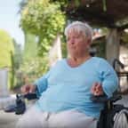 Mimie Mathy en fauteuil roulant