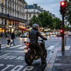 Moto arrêté à un feu rouge