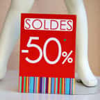 Panneau de soldes dans une boutique