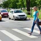 Pétionne traversant une chaussée devant des automobilistes