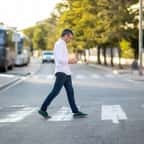 Piétons traversant la route en regardant son téléphone