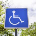 Place de stationnement pour les personnes handicapées