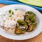 rubans de concombre marinés avec du riz