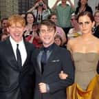 Rupert Grint, Daniel Radcliffe et Emma Watson sur un tapis rouge