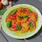 salade de tomates et crème de mozzarella au basilic